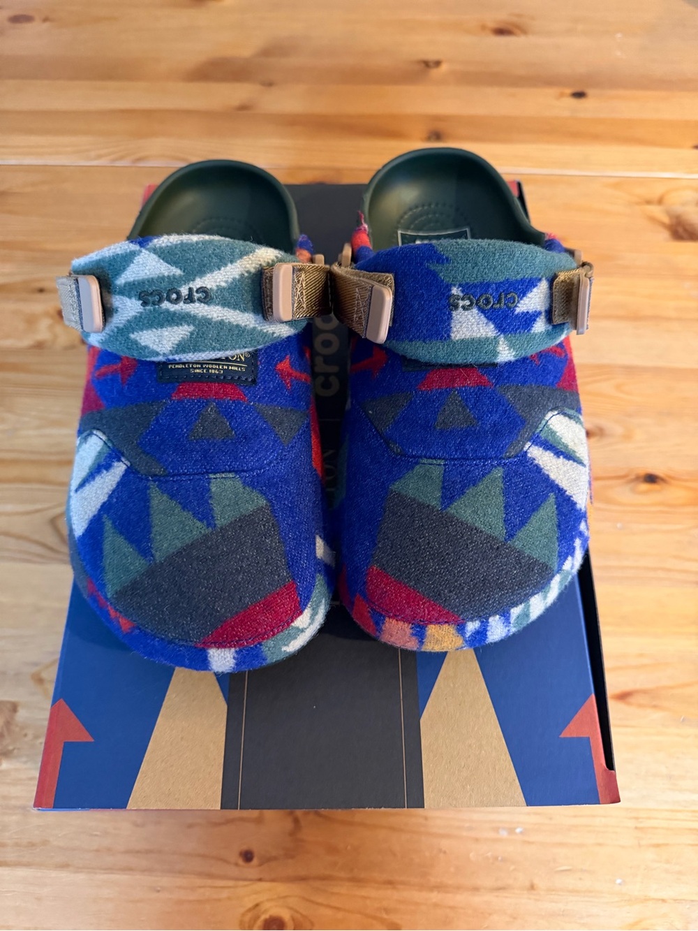Pendleton Crocs 8W/6M
